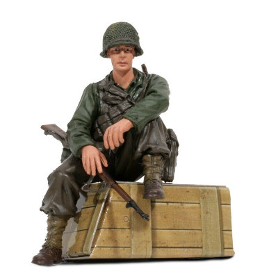 1/16 figurka sedícího vojáka U.S. 1st Infantérie z 2 sv. války, ručně