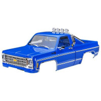 Traxxas karosérie Chevrolet K10 1979 modrá, pro RC model auta TRX-4M s delším rozvorem 162 mm (High Trail). Bez-sponková karoserie v měřítku 1:18 z ABS, kompletní, včetně čirých oken, přední mřížky, bočních zrcátek klik dveří a další.